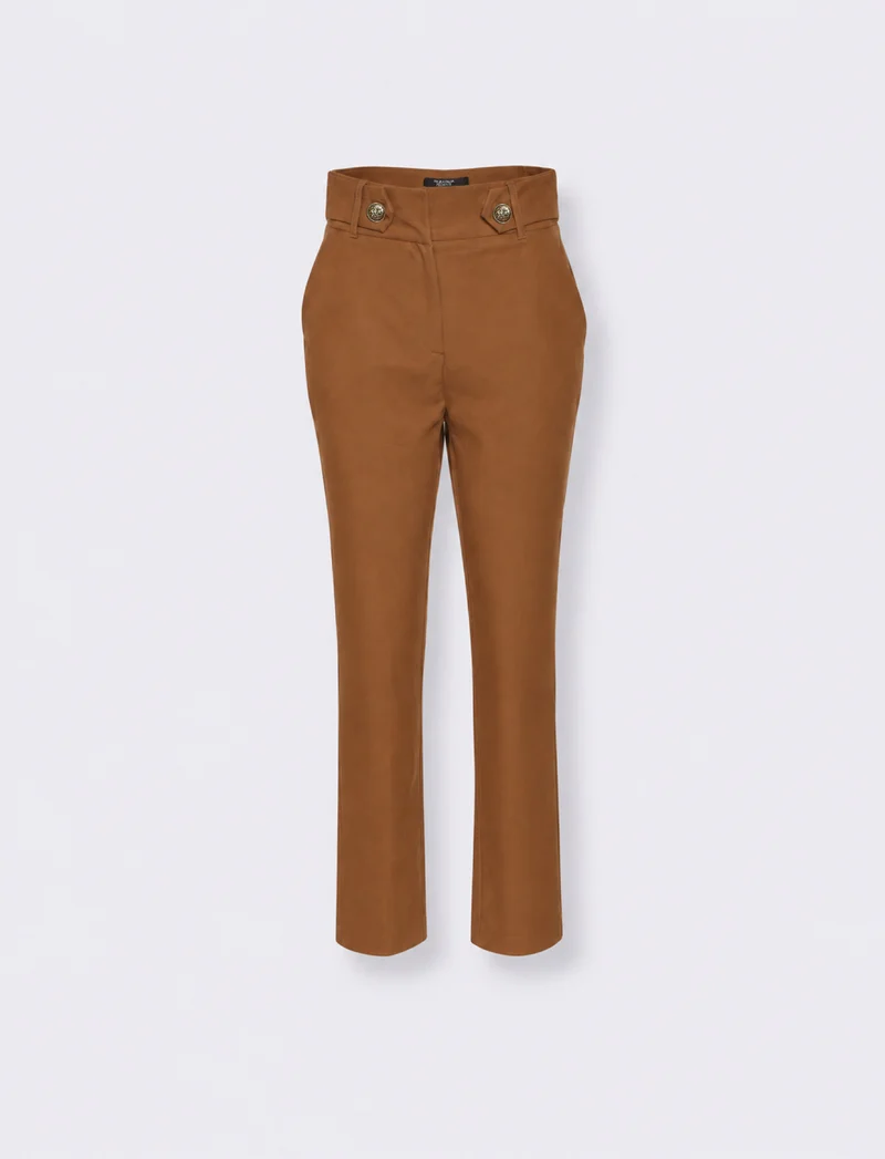 Pantaloni slim con inserti sulla cinta e bottone a scomparsa - Cammello